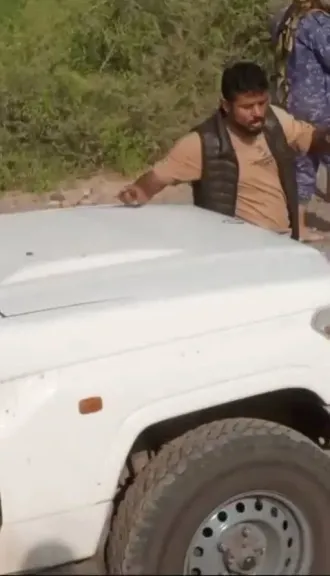 جندي في قوات الانتقالي يحاول خطف زميلته من إحدى نقاط التفتيش (فيديو)